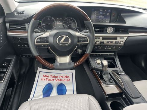 Used 2016 Lexus ES 350 w/ Luxury Package w/Wood Trim FWD image 12