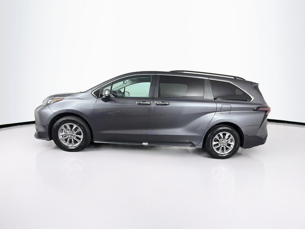 Used 2025 Toyota Sienna XLE FWD image 6