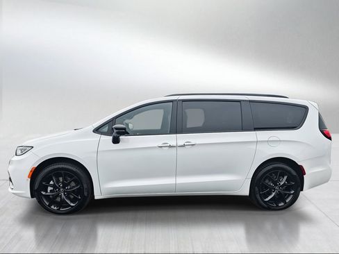 New 2026 Chrysler Pacifica Limited w/ S Appearance Package image 3