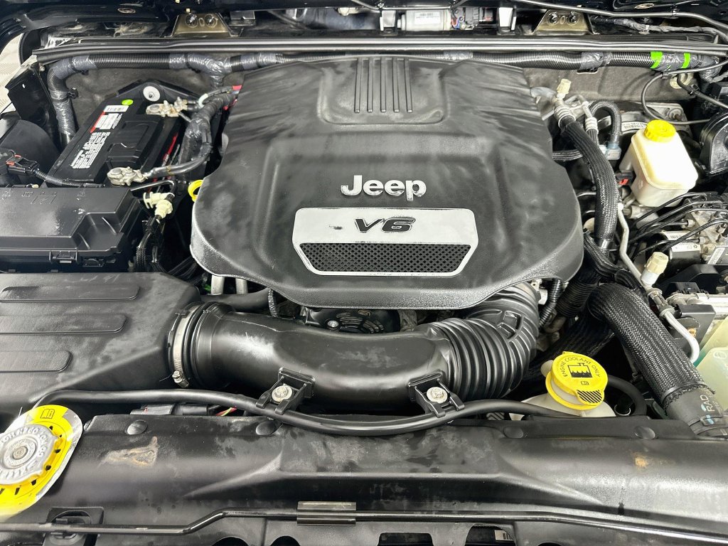 Used 2016 Jeep Wrangler Unlimited Sahara w/ Connectivity Group AWD/4WD image 35