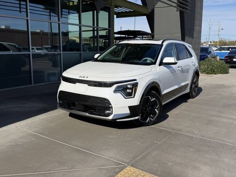 Used 2024 Kia Niro Wave w/ Wave Preserve Package image 2