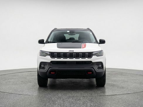 Used 2025 Jeep Compass Trailhawk image 1