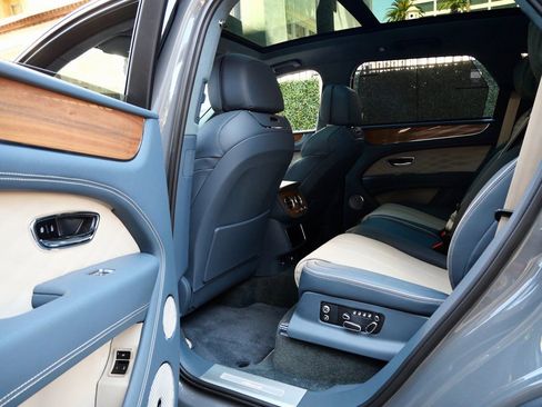 Used 2025 Bentley Bentayga AWD/4WD image 19