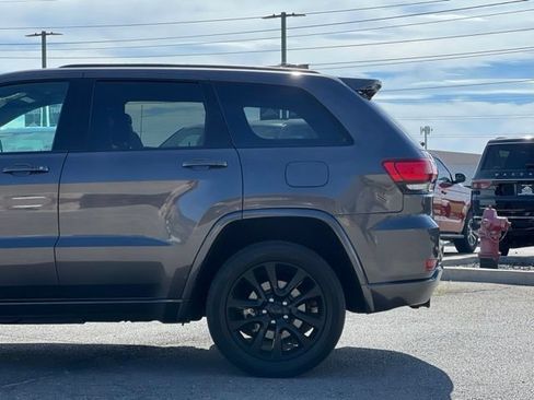 Used 2019 Jeep Grand Cherokee Altitude AWD/4WD image 5
