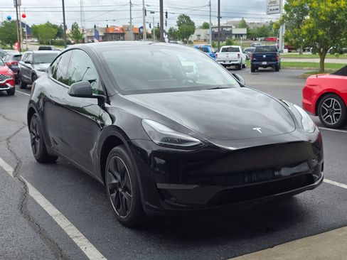 Used 2025 Tesla Model Y Long Range RWD image 1