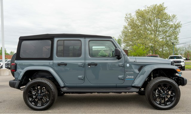 Used 2024 Jeep Wrangler Unlimited Sahara w/ Technology Group AWD/4WD image 5