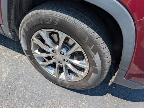Used 2019 Jeep Cherokee Latitude Plus AWD/4WD image 3