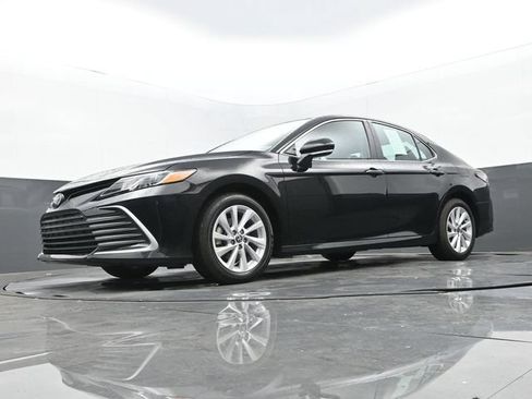 Used 2023 Toyota Camry LE w/ Convenience Package FWD image 28