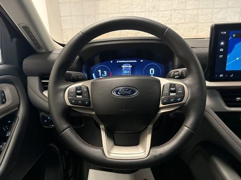 Used 2025 Ford Explorer Active AWD/4WD image 18