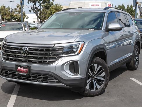 Used 2025 Volkswagen Atlas SE image 1