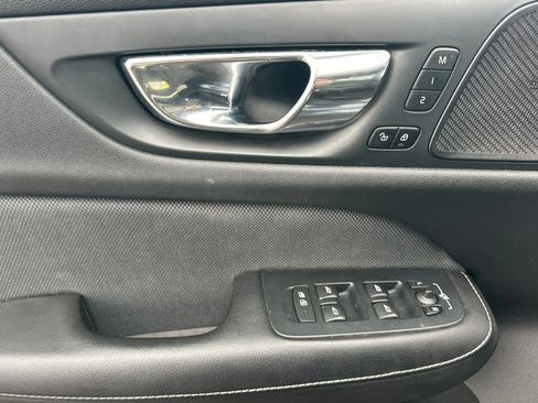 Used 2019 Volvo S60 T8 R-Design image 11