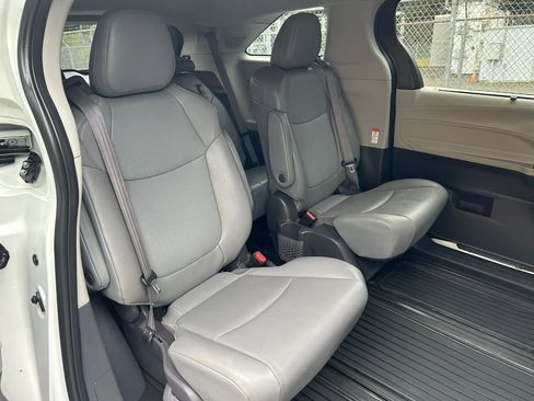 Used 2021 Toyota Sienna XLE w/ XLE Plus Package image 17