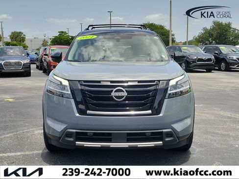 Used 2024 Nissan Pathfinder SL w/ Black Appearance Package FWD image 2
