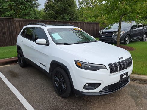 Used 2021 Jeep Cherokee Latitude Plus FWD image 2