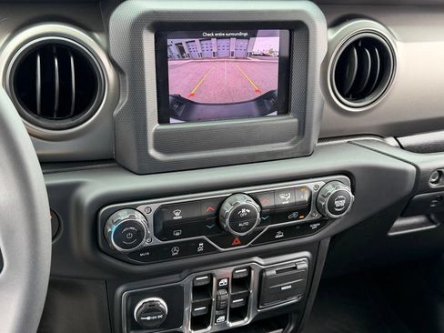 Used 2023 Jeep Gladiator Sport AWD/4WD image 16