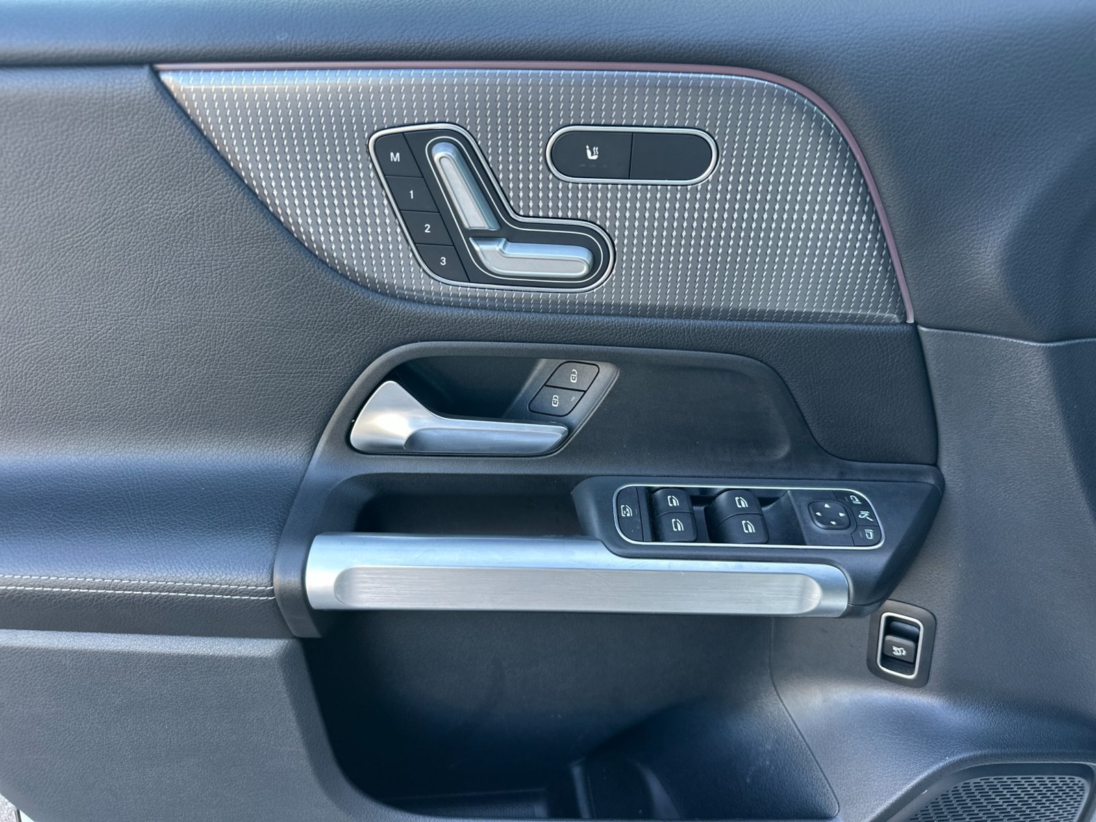 Used 2023 Mercedes-Benz GLB 250 w/ Premium Package image 11