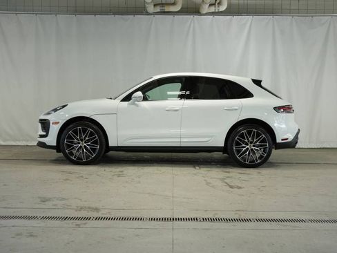 Certified 2025 Porsche Macan AWD/4WD image 2