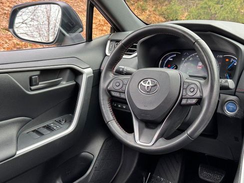 Used 2021 Toyota RAV4 SE image 12