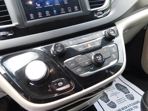 Used 2021 Chrysler Voyager Lxi w/ Cold Weather Group image 38