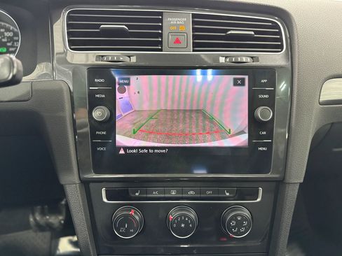 Used 2019 Volkswagen Golf SE image 21