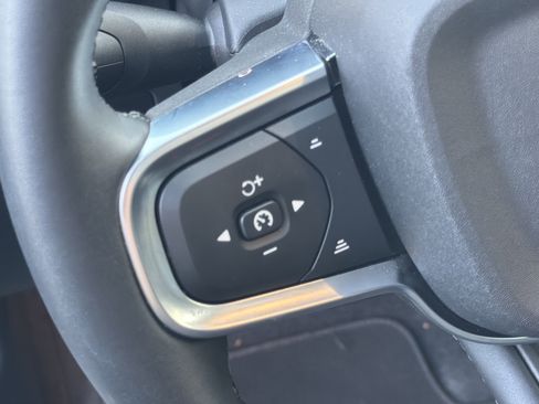 Certified 2025 Volvo XC40 B5 Core image 19