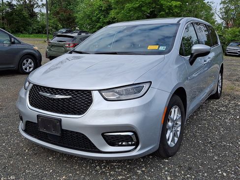 Used 2023 Chrysler Pacifica Touring FWD image 3