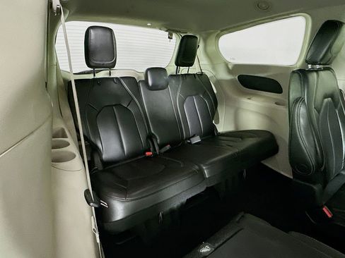 Certified 2023 Chrysler Pacifica Touring-L FWD image 37