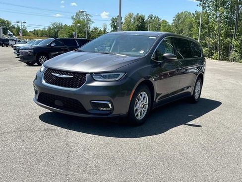 Used 2023 Chrysler Pacifica Touring-L FWD image 8