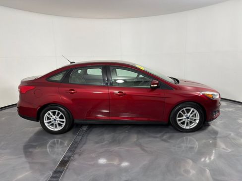 Used 2015 Ford Focus SE w/ SE Cold Weather Package FWD image 4