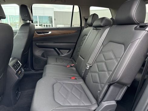 Used 2025 Volkswagen Atlas SE image 32