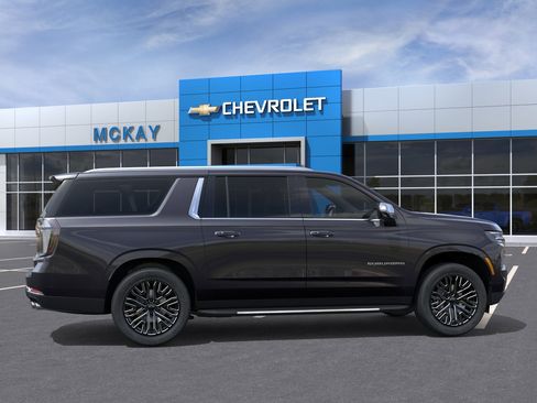 New 2026 Chevrolet Suburban Premier w/ Sun And Tow Package AWD/4WD image 5