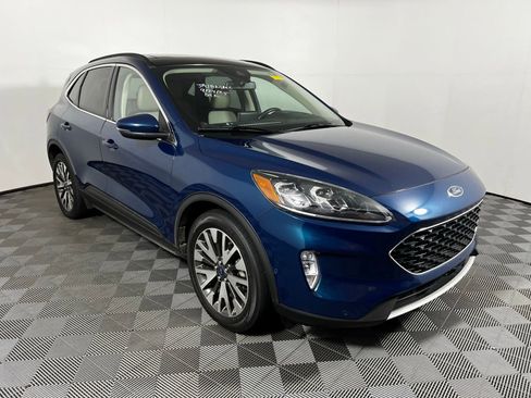 Used 2020 Ford Escape Titanium image 3