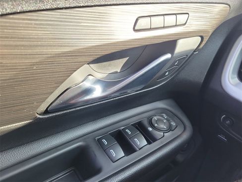 Used 2023 GMC Terrain SLT image 18