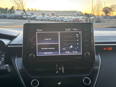 Used 2021 Toyota Corolla LE image 23