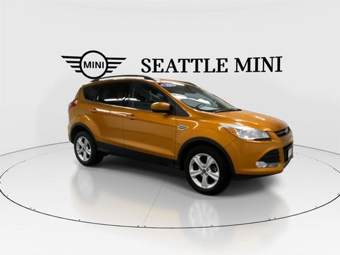 Used 2016 Ford Escape SE w/ Equipment Group 201A image 2