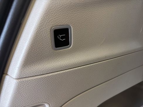 Used 2023 Chrysler Pacifica Touring-L FWD image 12