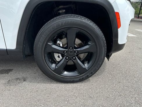 Used 2023 Jeep Grand Cherokee Altitude RWD image 14