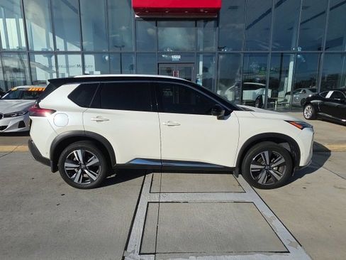 Used 2023 Nissan Rogue Platinum w/ Platinum Premium Package image 3