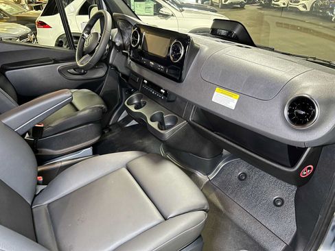 Used 2025 Mercedes-Benz Sprinter 2500 image 11