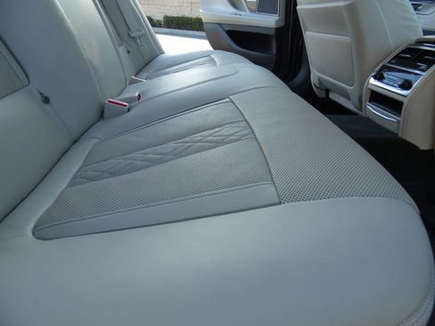 Used 2016 BMW 750i xDrive image 35