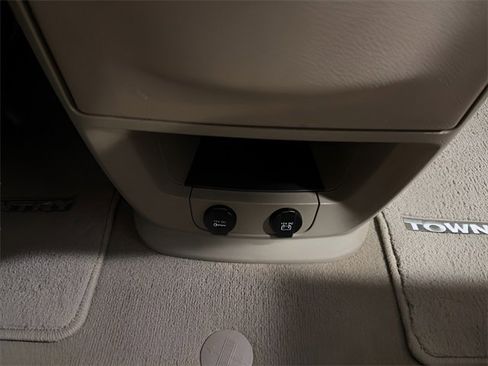 Used 2014 Chrysler Town & Country Touring image 22