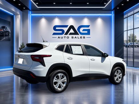 Used 2025 Chevrolet Trax LS FWD image 4