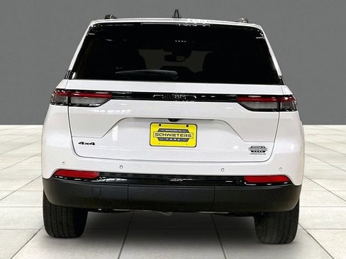 Used 2023 Jeep Grand Cherokee Laredo AWD/4WD image 4