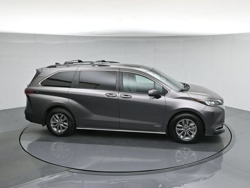 Used 2021 Toyota Sienna XLE FWD image 58