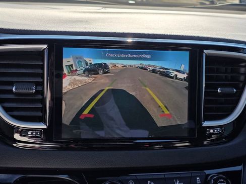 Used 2025 Chrysler Pacifica Select image 21