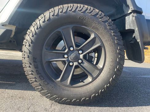 Used 2020 Jeep Wrangler Unlimited Sahara image 9