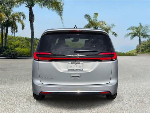 New 2026 Chrysler Pacifica Select image 5