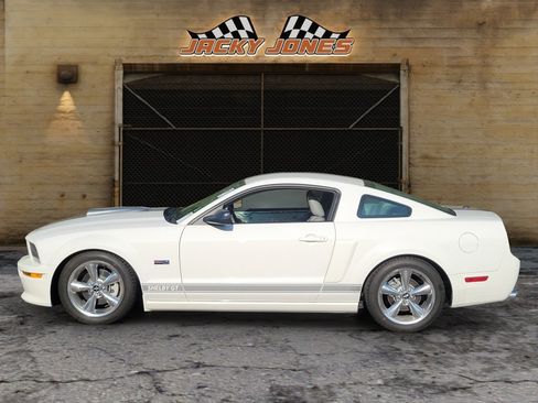 Used 2007 Ford Mustang GT RWD image 2