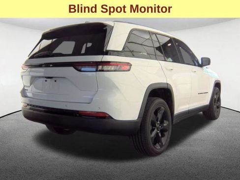 Used 2023 Jeep Grand Cherokee Altitude AWD/4WD image 5