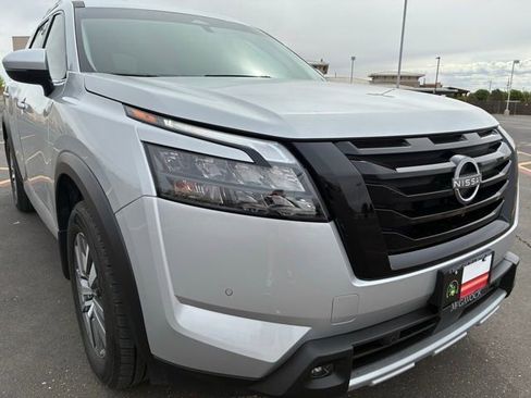 Certified 2025 Nissan Pathfinder SL w/ Black Appearance Package AWD/4WD image 8
